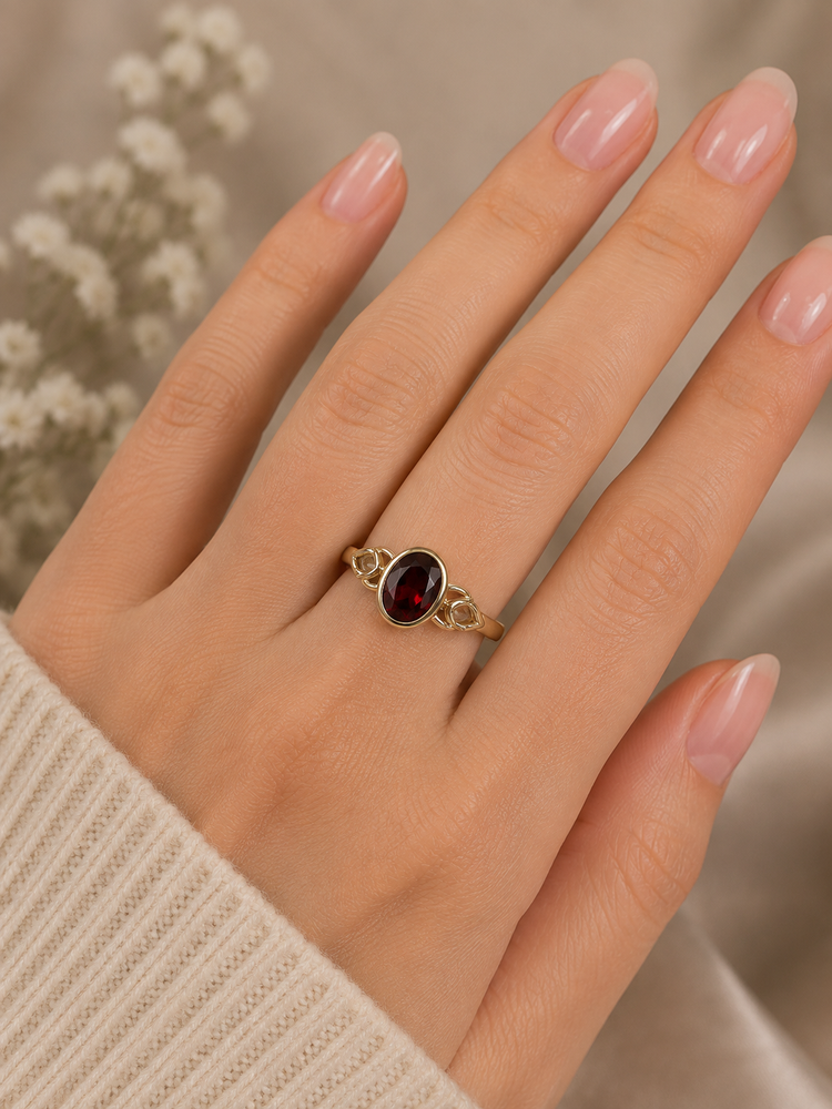 9CT Yellow Gold Garnet Solitaire Ring with Openwork Shoulders 1.9g