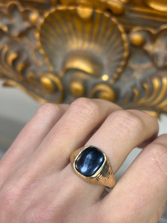 Men’s 9ct Yellow Gold Signet Ring with Cabochon Onyx - 3.4g Size V - Hyman’s Jewellers