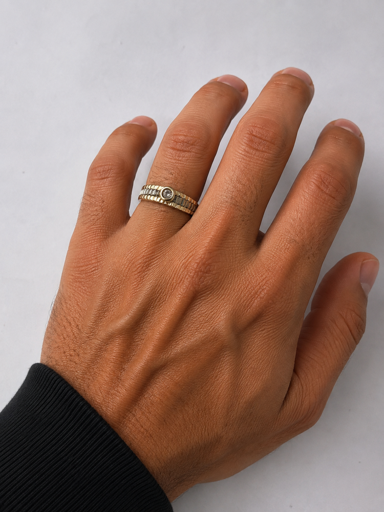 Diamond and 9ct Yellow Gold Ribbed Band Ring 3.2g