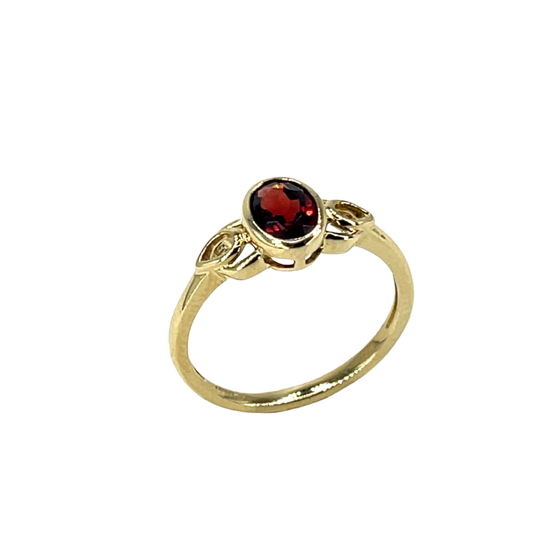 9CT Yellow Gold Garnet Solitaire Ring with Openwork Shoulders 1.9g