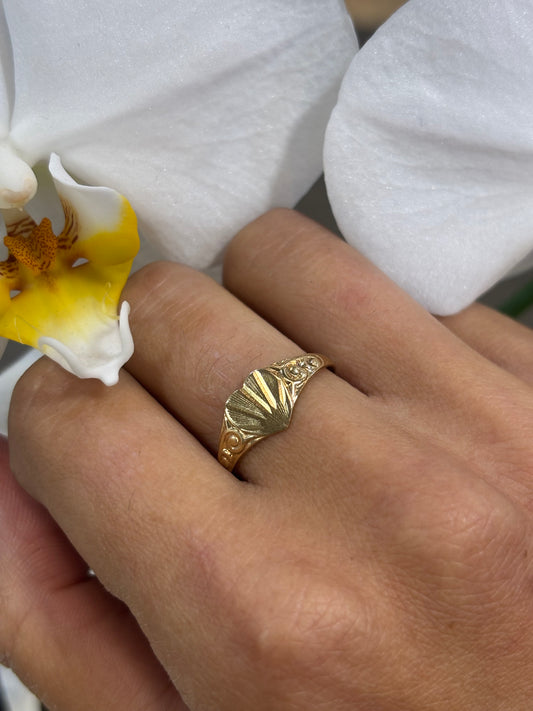 Women’s 9ct Yellow Gold Heart Signet Ring with Intricate Engraving Detail- 4g