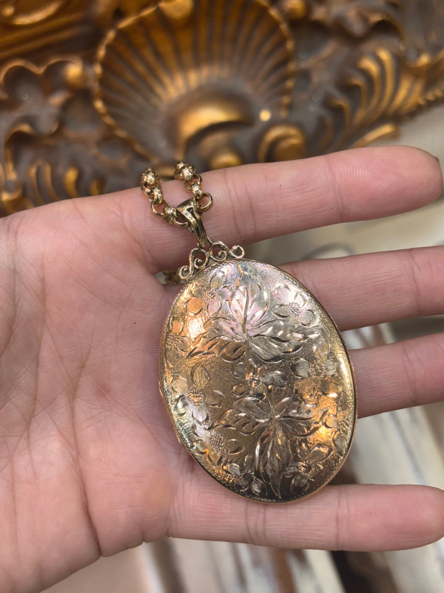 Women’s 9ct Yellow Gold Heavy Engraved Locket - 23g - Hyman’s Jewellers
